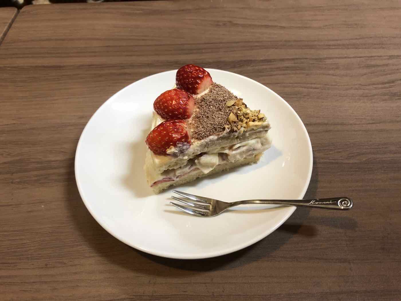 いちごをのせたケーキ