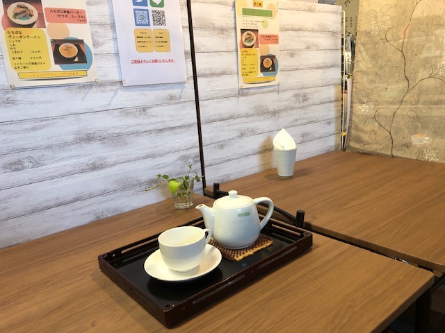テーブルにお茶のセットが置かれた茶や橘の席